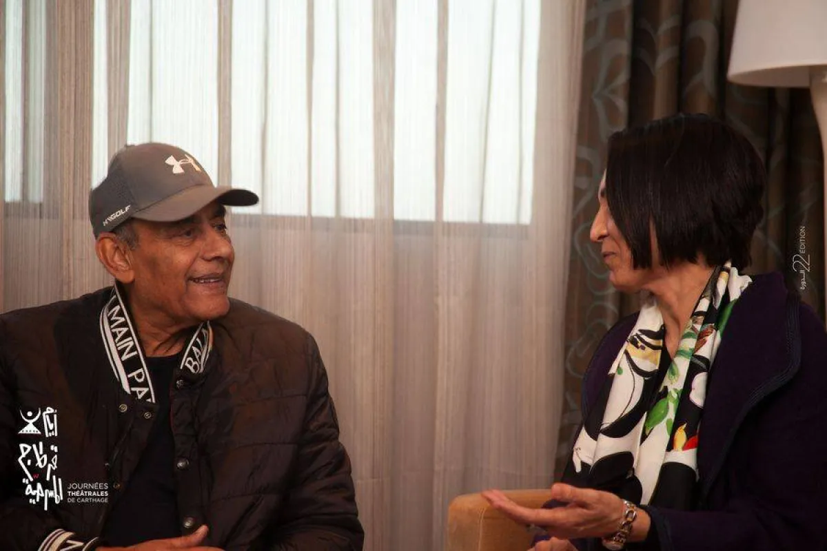 مديرة المهرجان نصاف بن حفصية في استقبال أحمد بدير عند وصوله أمس إلى تونس- الصورة من موقع المهرجان