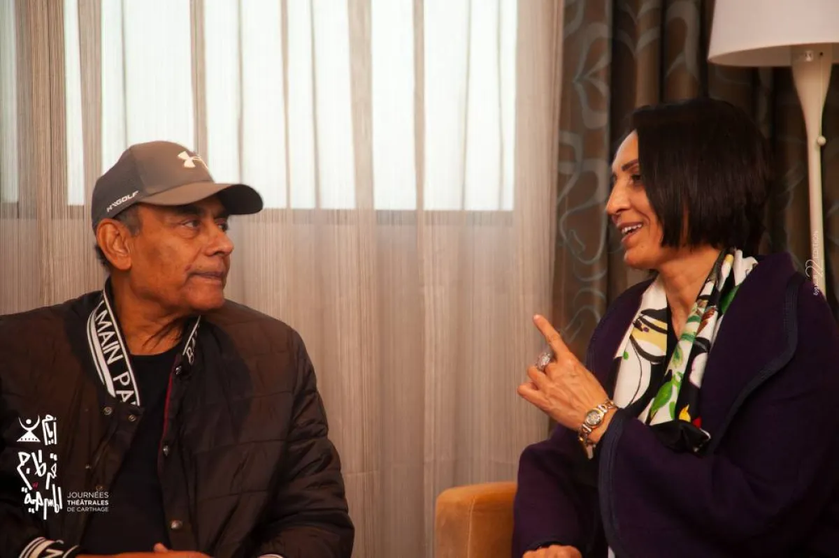 مديرة المهرجان نصاف بن حفصية في استقبال أحمد بدير عند وصوله أمس إلى تونس- الصورة من موقع المهرجان