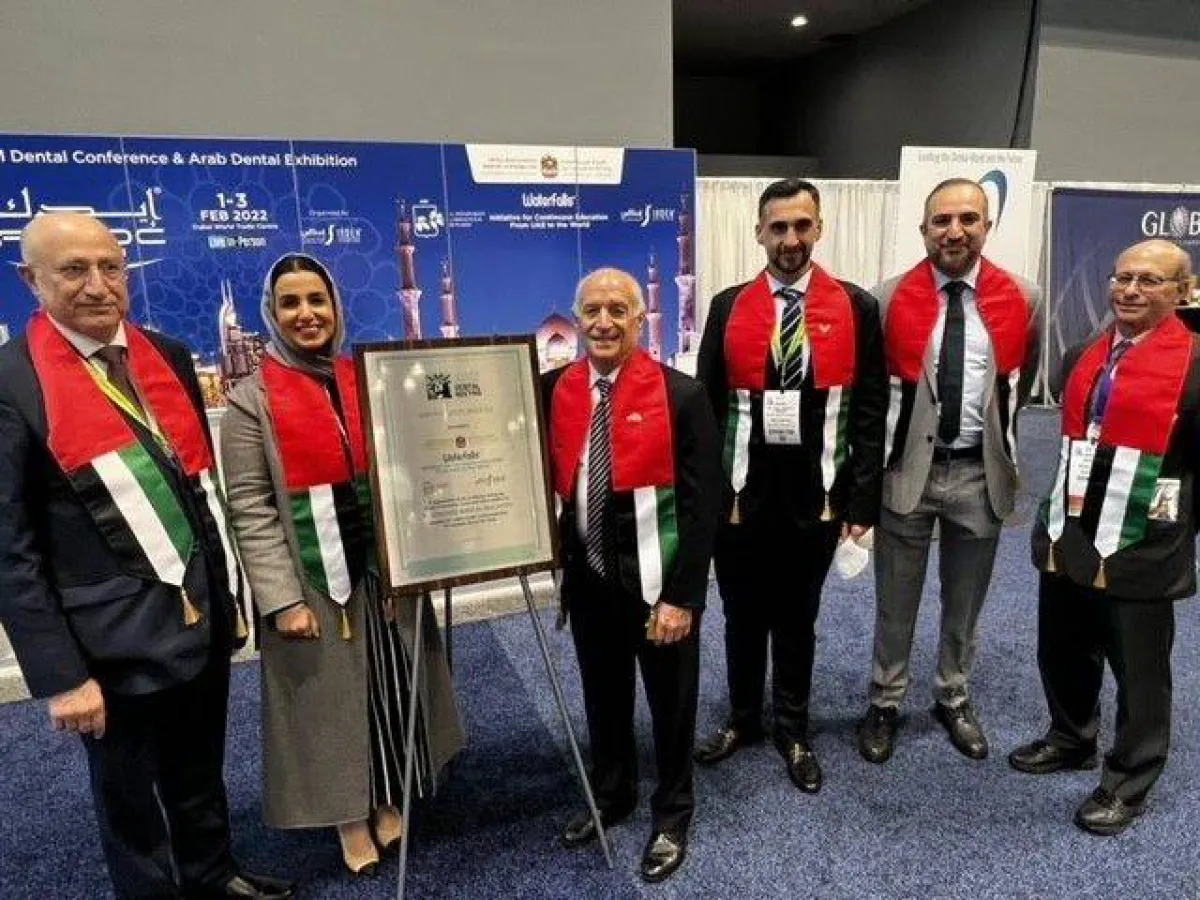 جاءت الجائزة تقديرًا للدور المحوري الذي تقوم به الإمارات في تعزيز التعليم الطبي المستمر. الصورة من "وام"