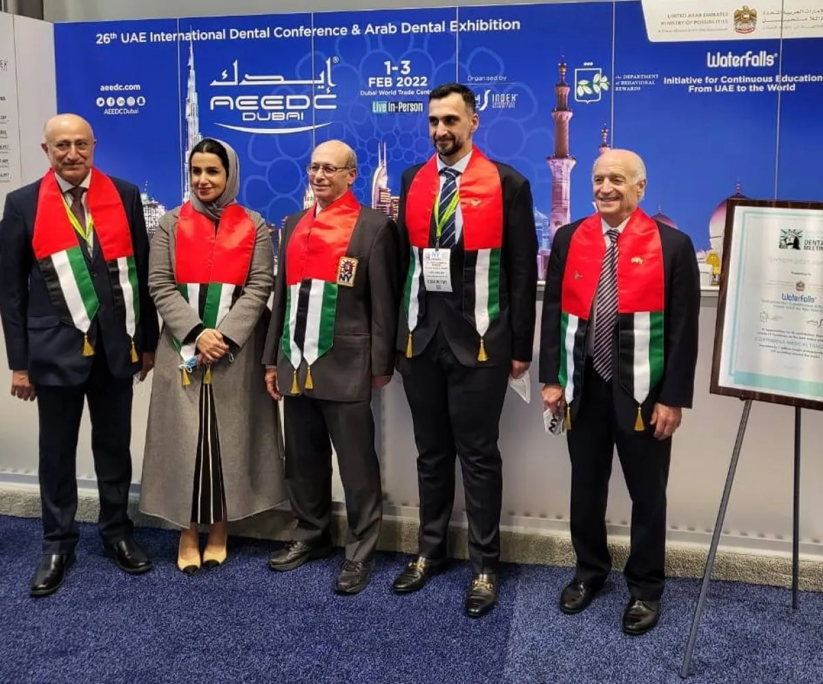 استلمت الجائزة "آمنة بن زعل المهيري". الصورة من "وام"