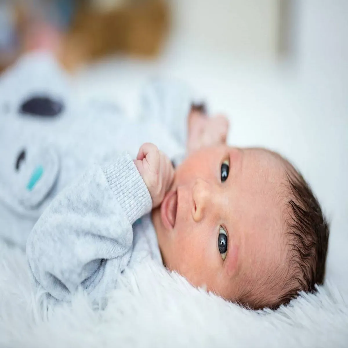 صورة لطفل رضيع يعاني من مشاكل في العين