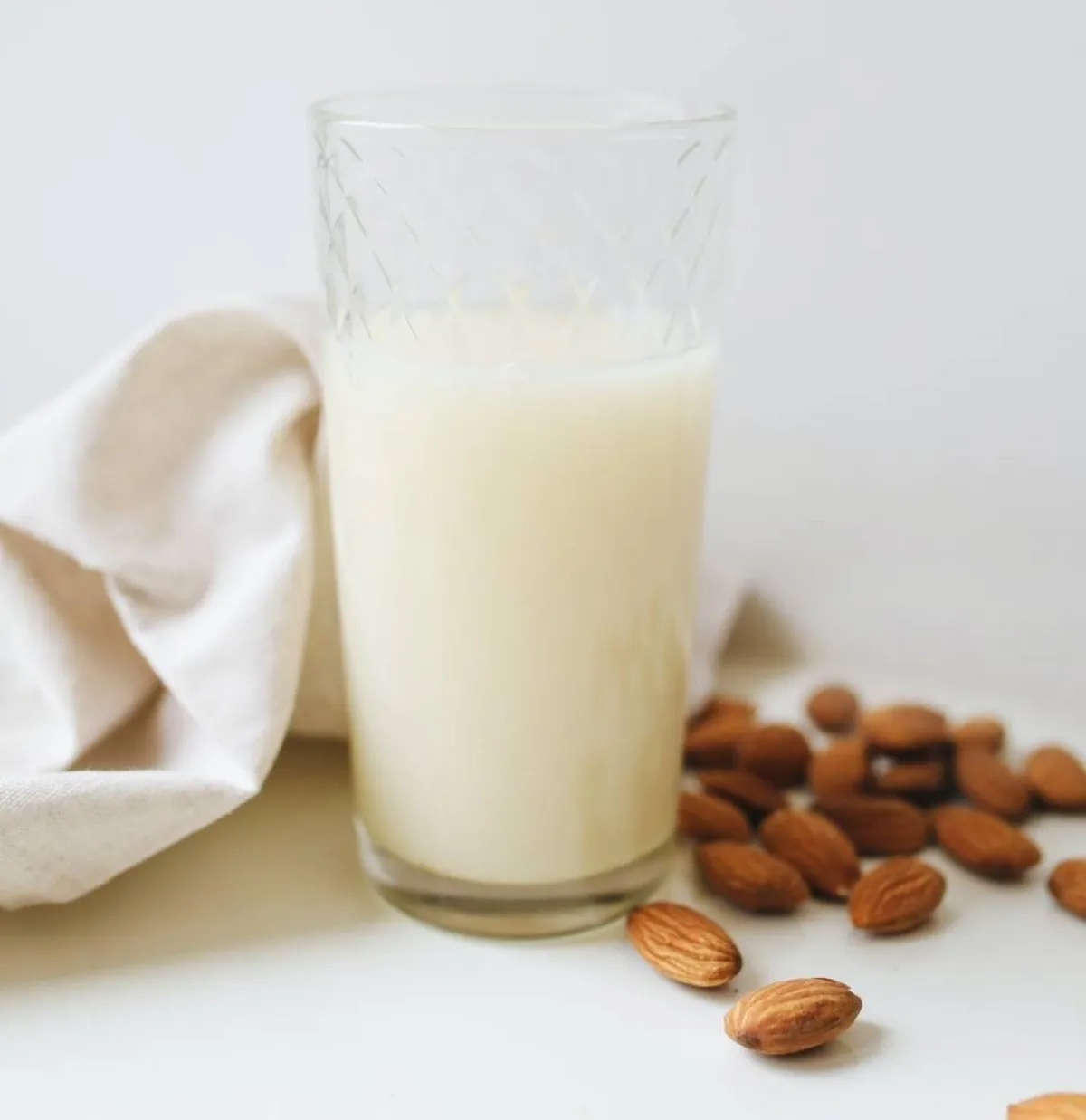 صورة لحليب اللوز