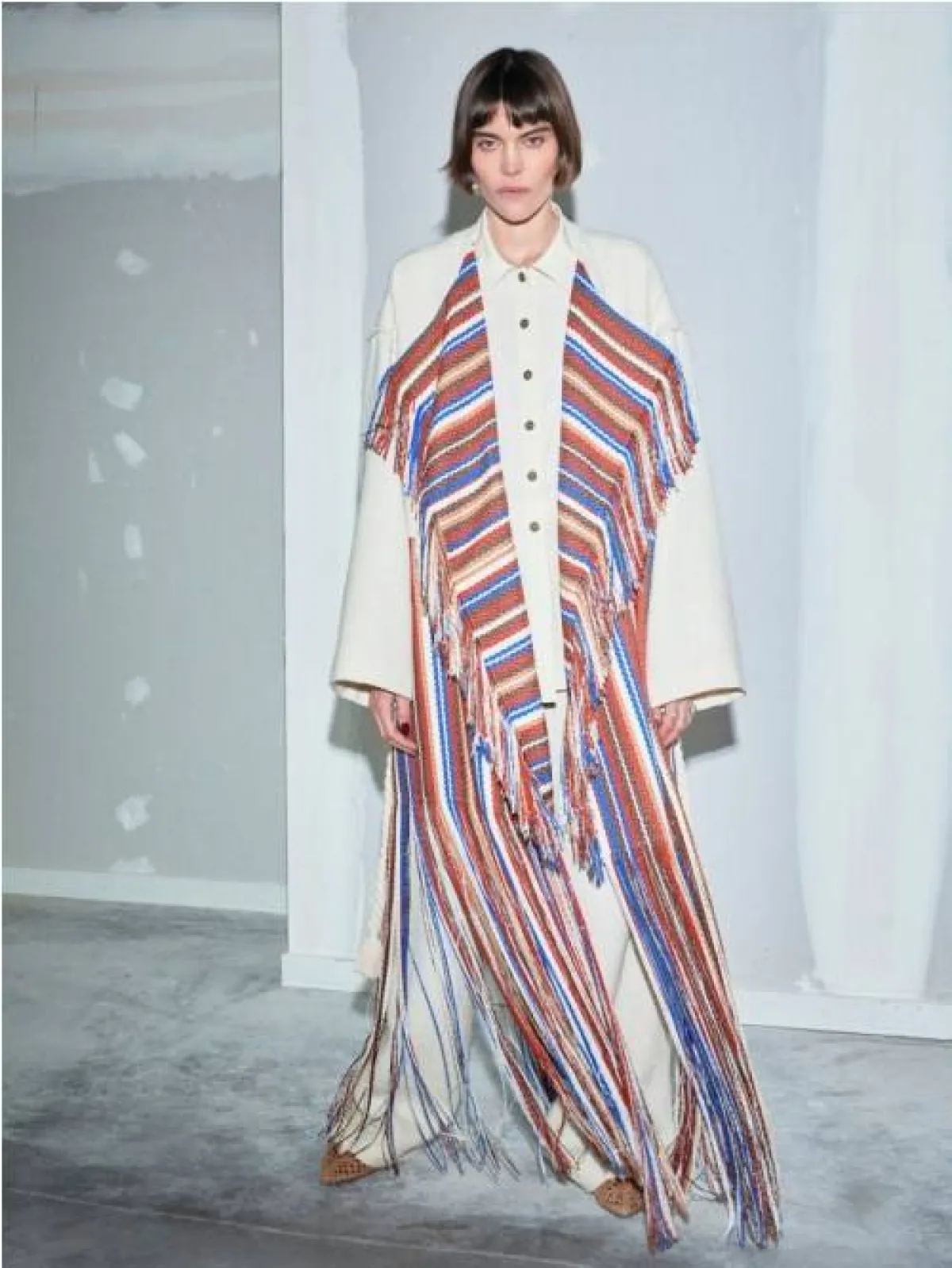 جاكيت  أبيض مزيّن بشراشيب طويلة من بنجامن بنمويال Benjamin Benmoyal