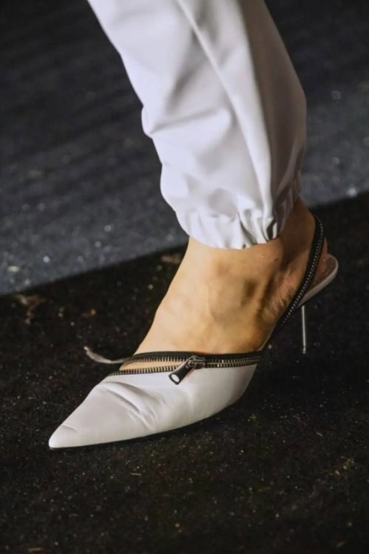 حذاء باللونين الأبيض وألأسود من كوبرني  Coperni