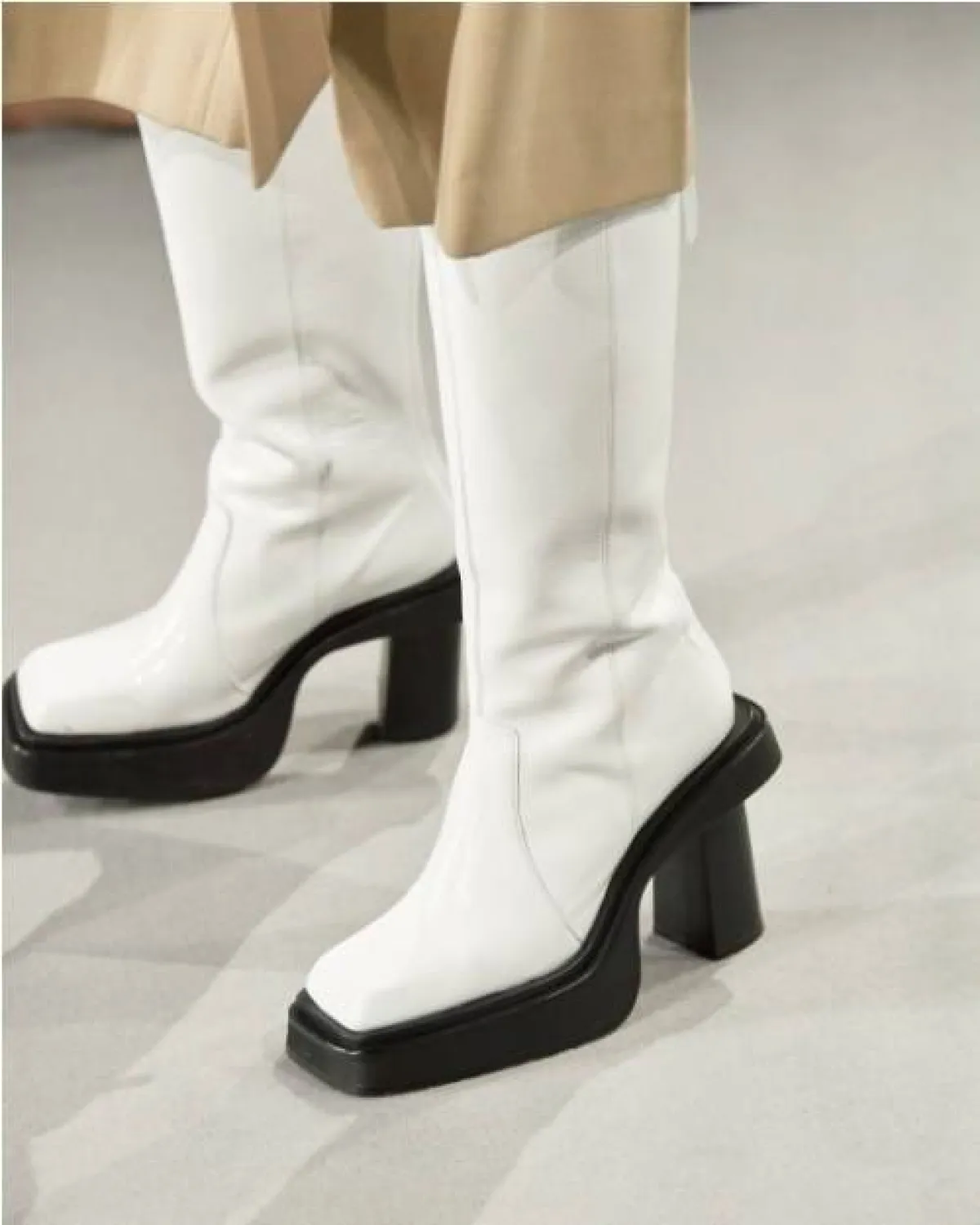 جزمة باللونين الأبيض والأسود من آمي الكساندر ماتتيوسّي  Ami Alexandre Mattiussi