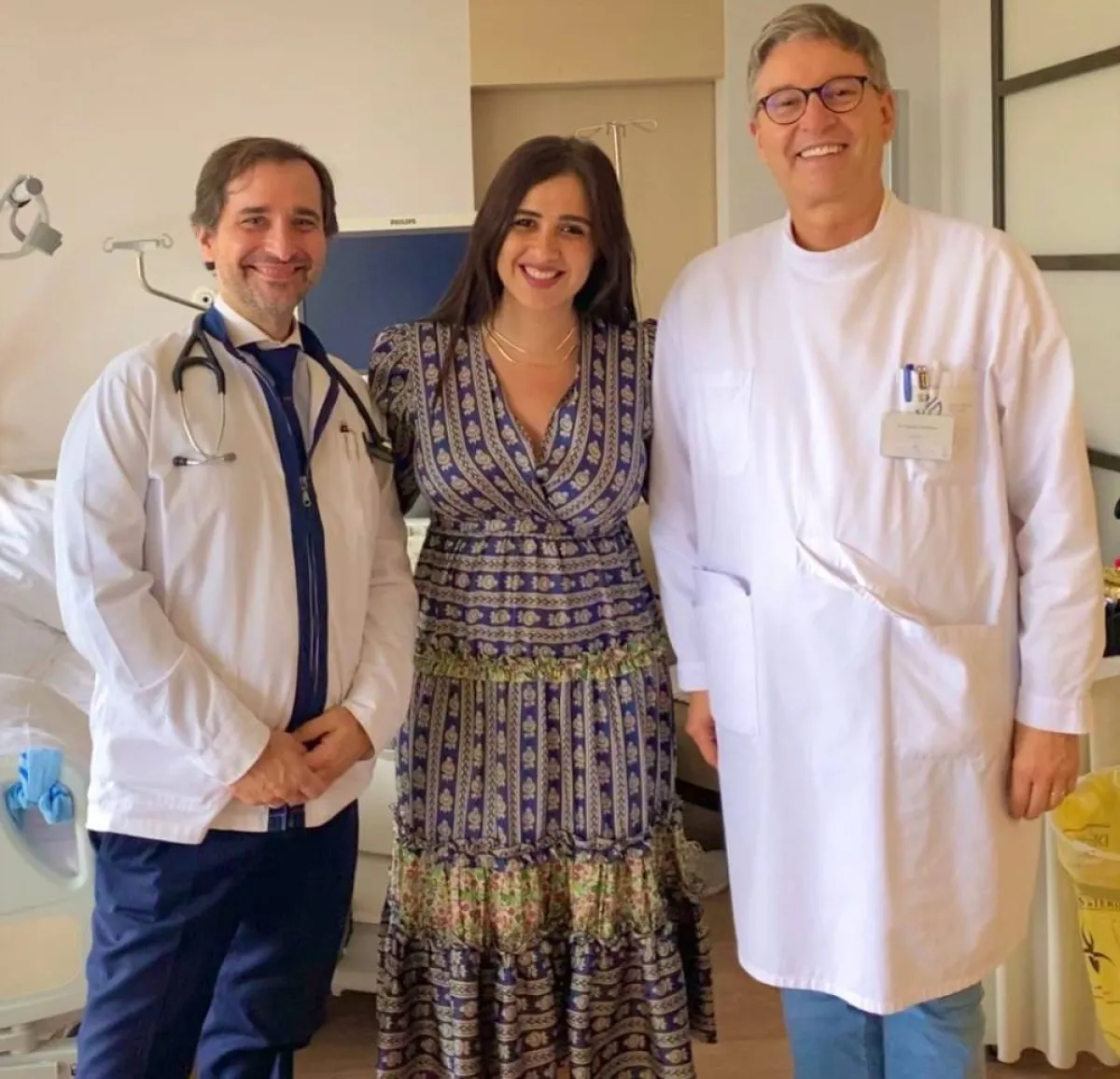 ياسمين عبد العزيز برفقة الطبيبين المعالجين لها خارج مصر تشكرهما على تعافيها من أزمتها الصحية - الصورة من حساب ياسمين على انستغرام
