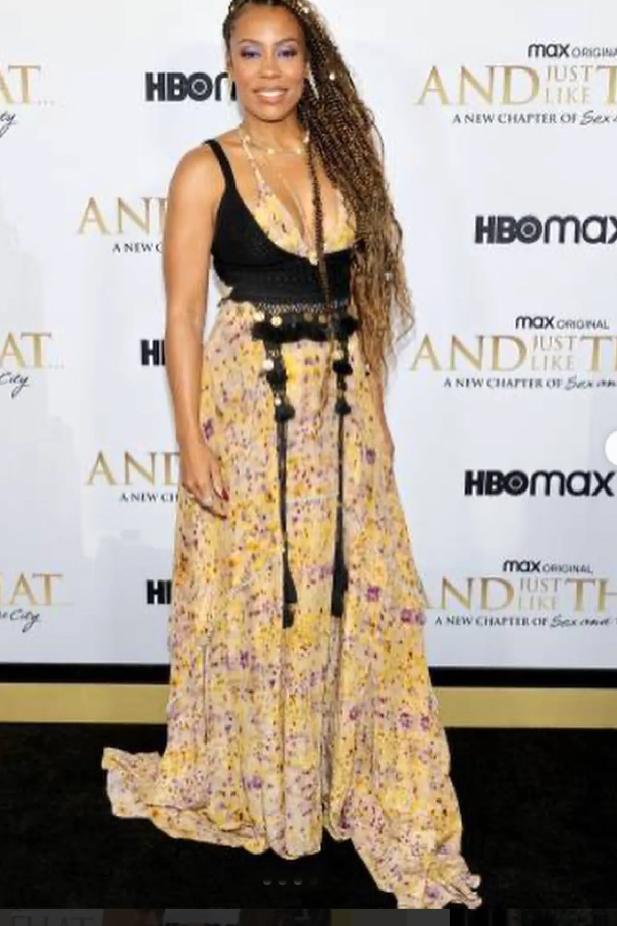 كارن بيتمان ترتدي فستاناً من القماش المطبع والاسود