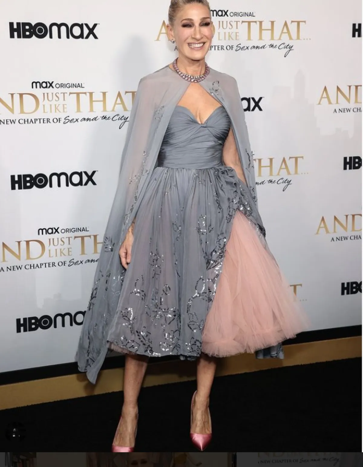 سارة جيسيكا باركر ترتدي فستاناً من السيقول والتول الرمادي والنيود
