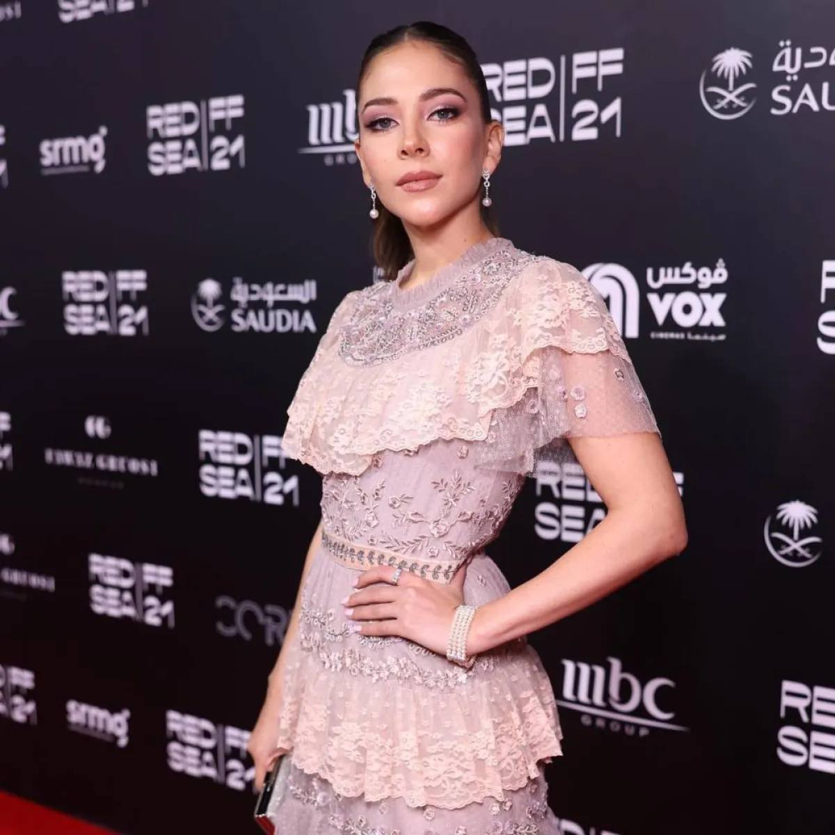 فاطمة البنوي على السجادة الحمراء للعرض العربي الأول لفيلم صالون هدى للمخرج هاني أبو أسعد - الصورة من حساب المهرجان على فيسبوك