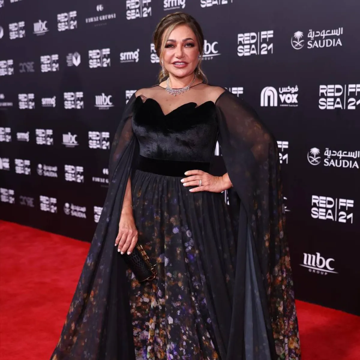 ليلى علوي من السجادة الحمراء للعرض العربي الأول لفيلم صالون هدى للمخرج هاني أبو أسعد - الصورة من حساب المهرجان على فيسبوك