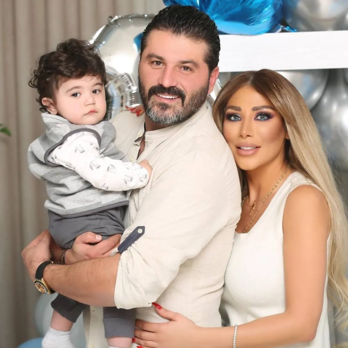 يزن السيد وزوجته لمى الرهونجي وابنهما آدم - الصورة من حساب يزن على فيسبوك