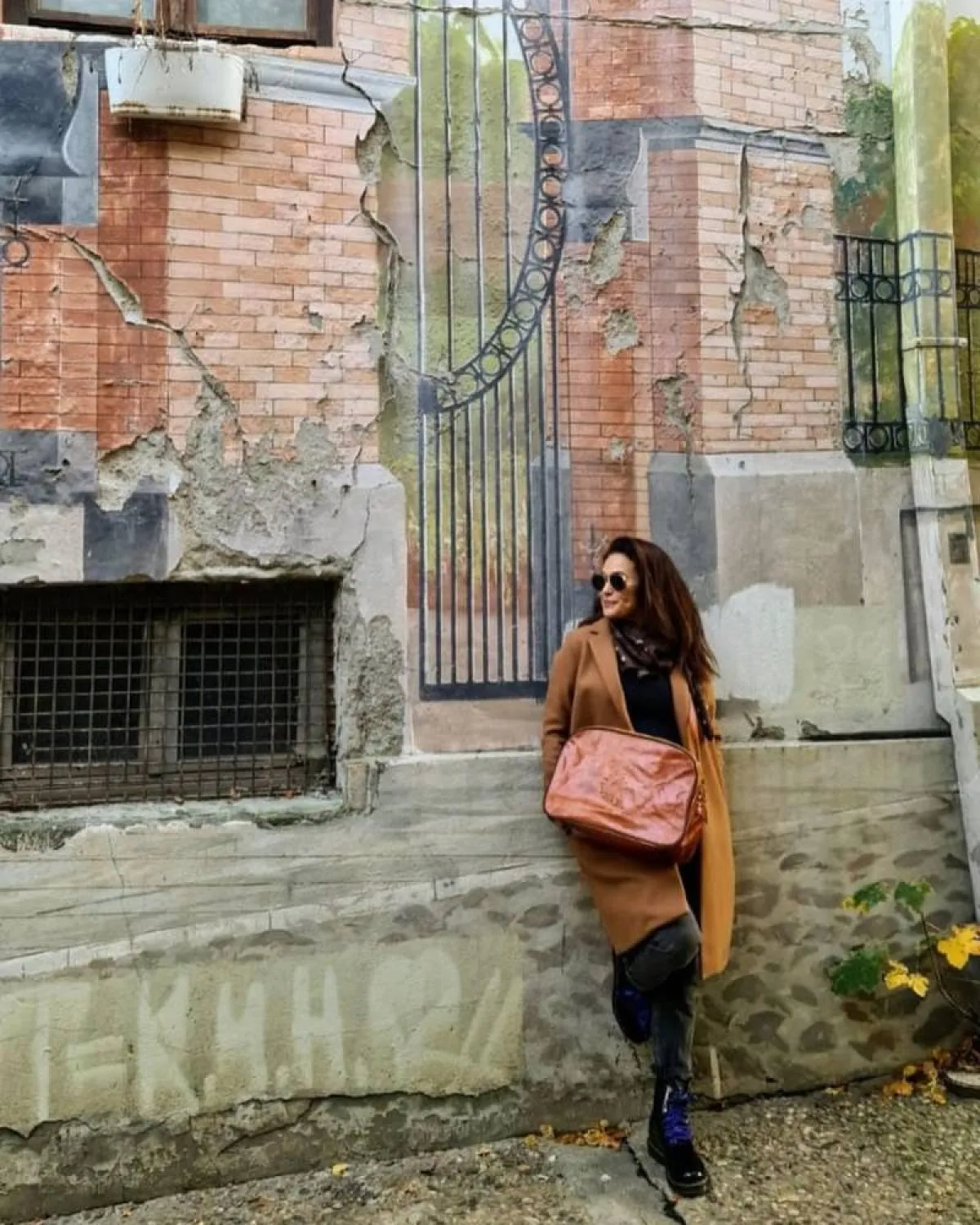 هند صبري بمعطف طويل باللون الجملي وبنطلون جينز 