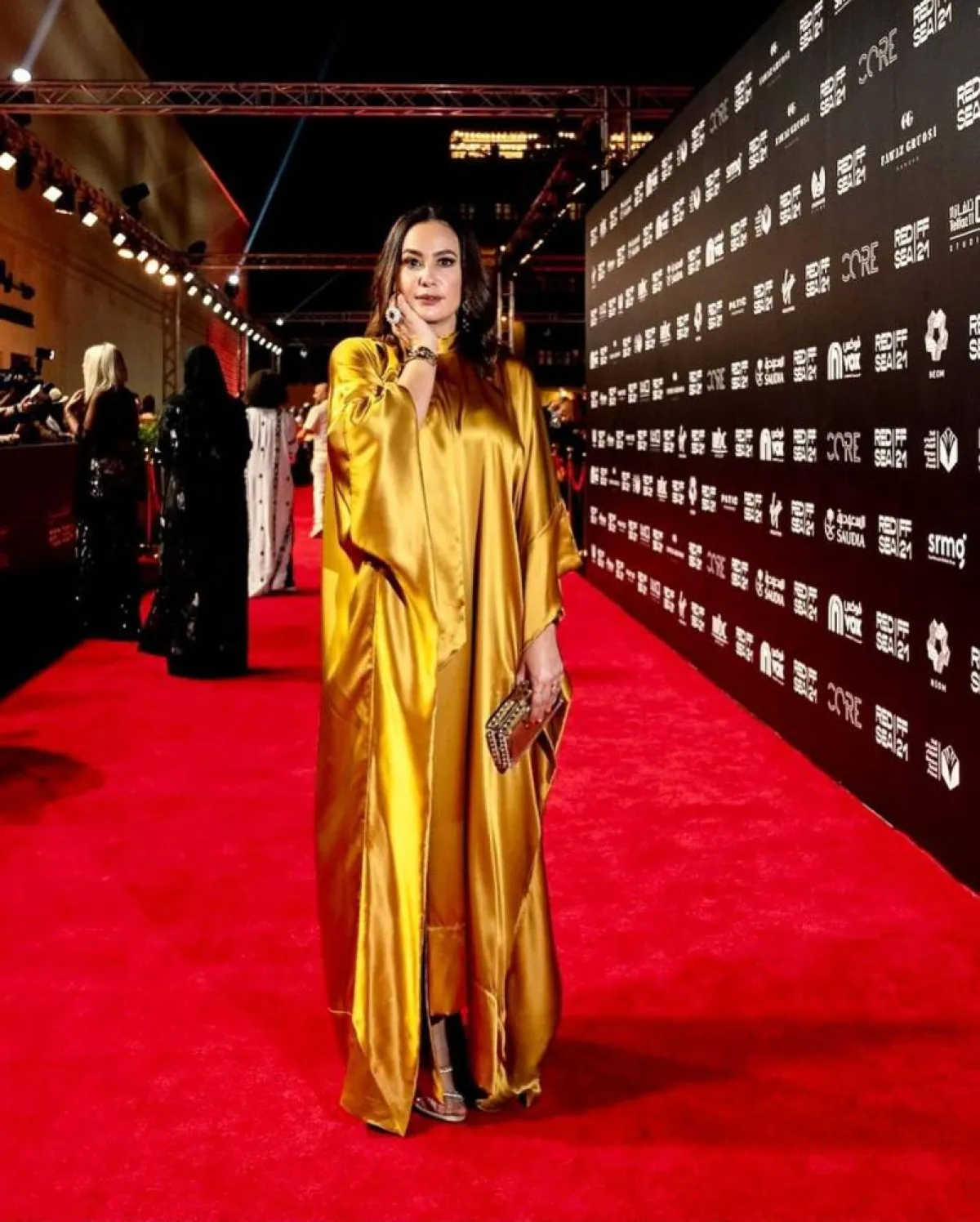 هند صبري بعباية ساتان واسعة برقبة عالية وتنورة فضفاضة