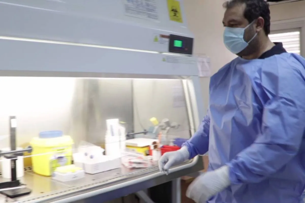 جامعة الإمارات تسجل براءة اختراع لكمامة كهربائية - الصورة من وام