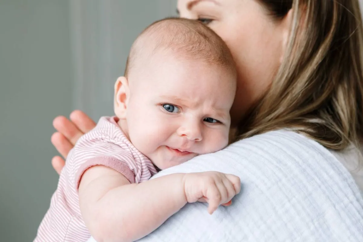 صورة لأم تهدئ رضيعها