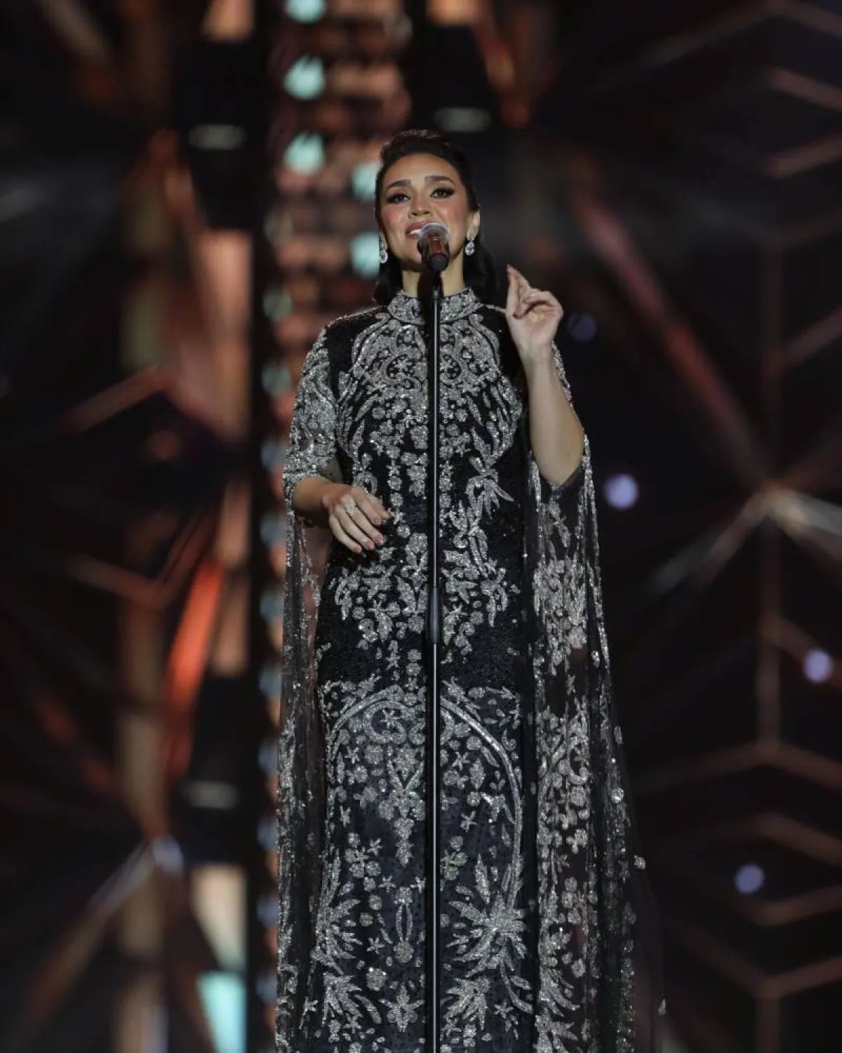 مي فاروق على مسرح محمد عبده تشدو بأجمل الأغاني - الصورة من حساب مي فاروق على انستغرام