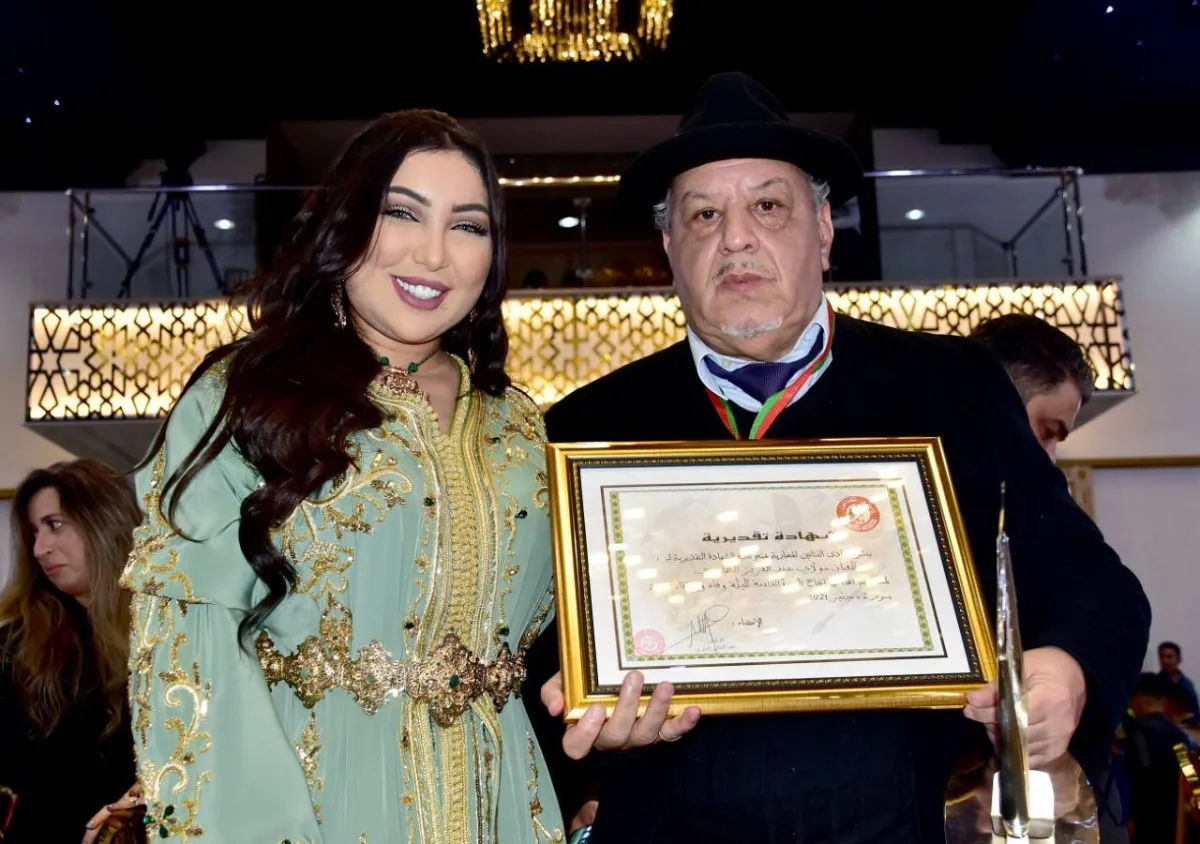 قدمت شهادة التقدير للشاعر الزجال الفنان مولاي عبد العزيز الطاهري- الصورة خاصة بـ"سيدتي"- تصوير- محمد بلميلود