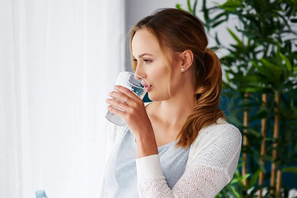 ما هي فوائد شرب المياه المعدنية الفوارة صباحاً للنساء؟