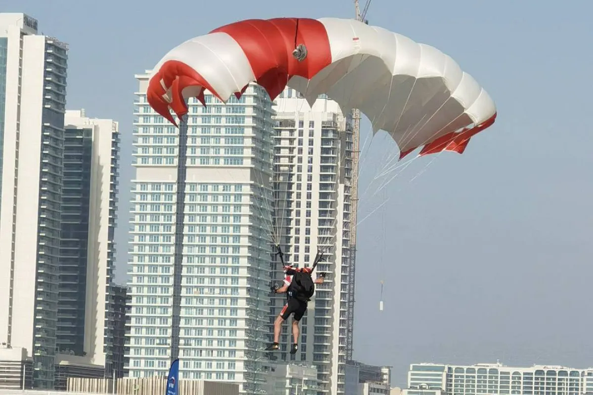 بطولة دبي الدولية للقفز بالمظلات - الصورة من "وام"