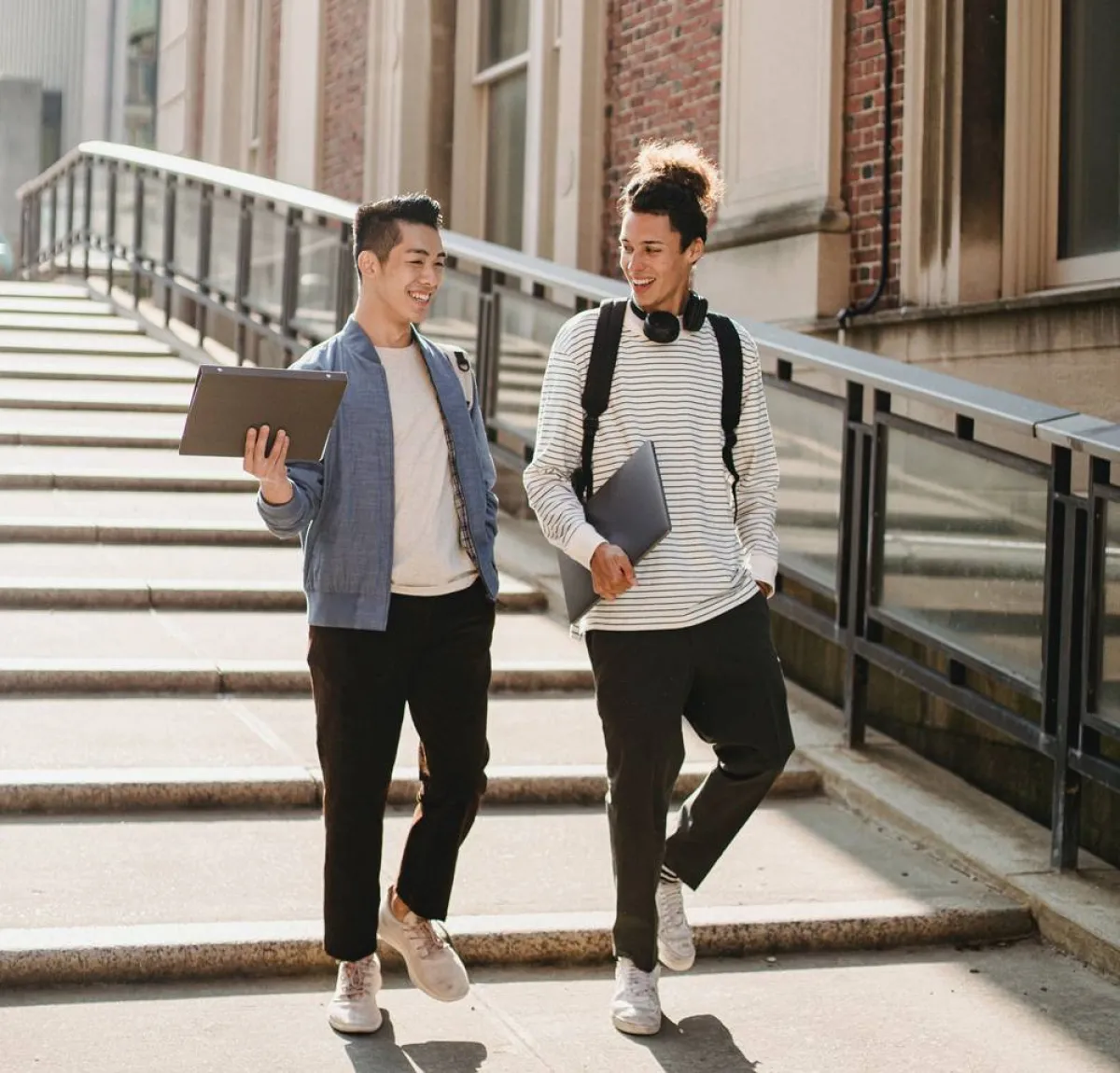 كيف تحافظ على صداقات الجامعة