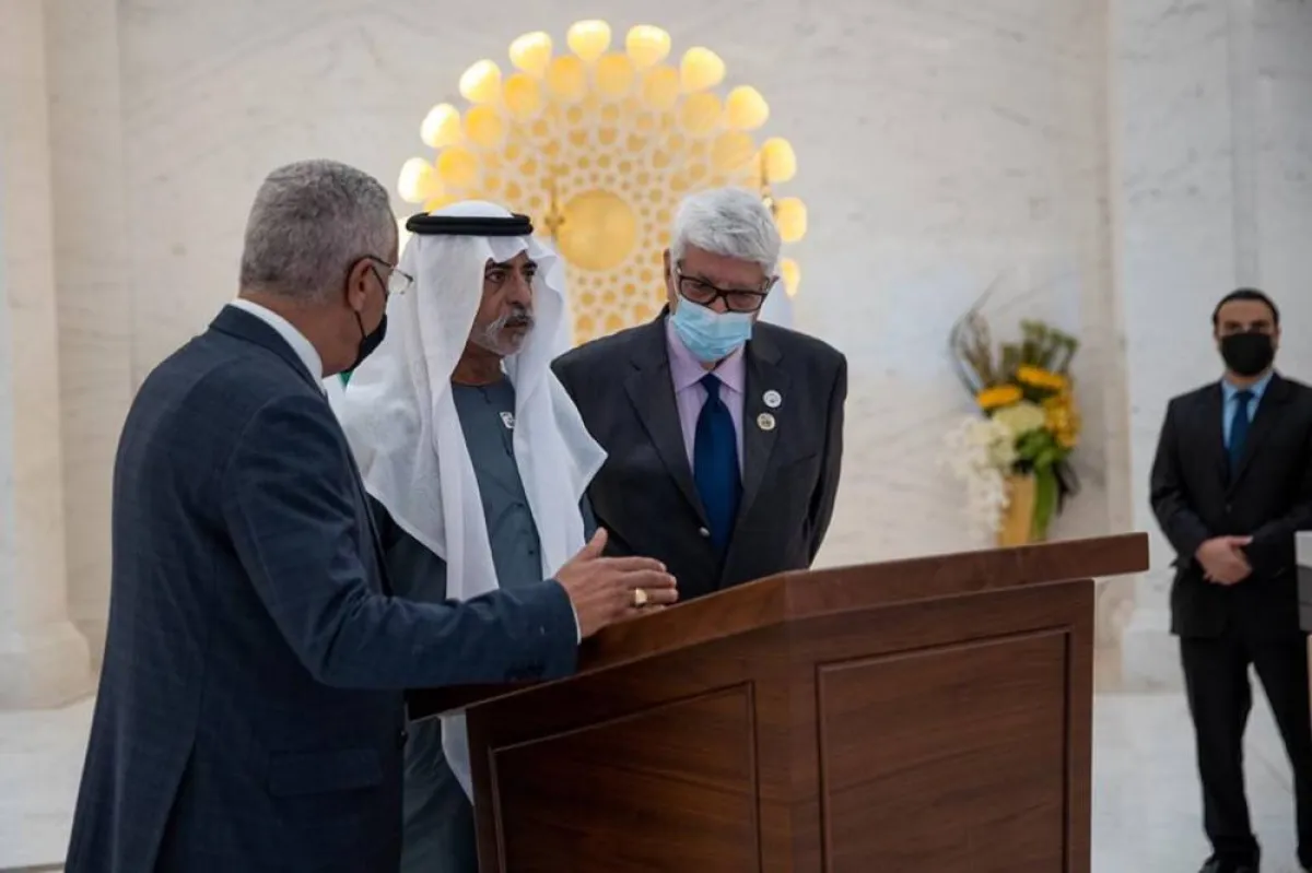 الشيخ نهيان بن مبارك يدشن سلسلة الـ50 كُتيبًا احتفاء بعيد الاتحاد الخمسين - الصورة من "وام"