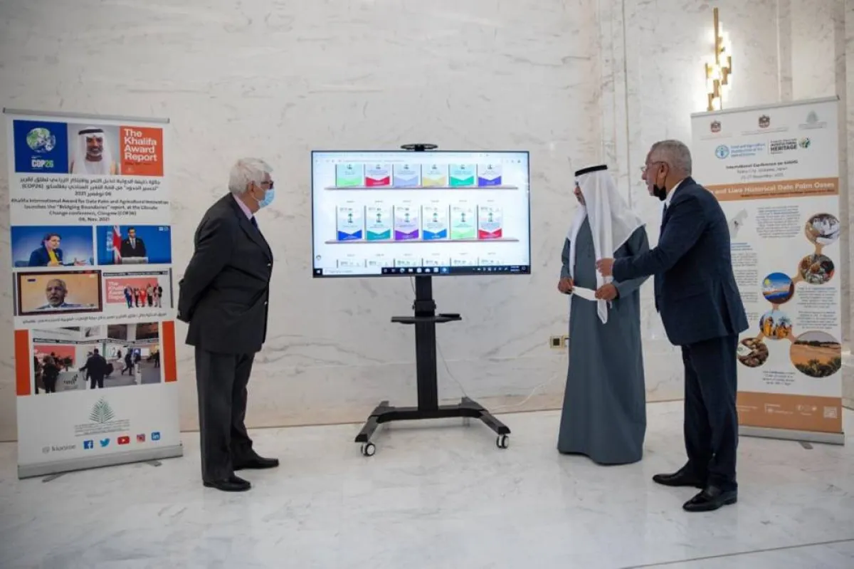 الشيخ نهيان بن مبارك يدشن سلسلة الـ50 كُتيبًا احتفاء بعيد الاتحاد الخمسين - الصورة من "وام"