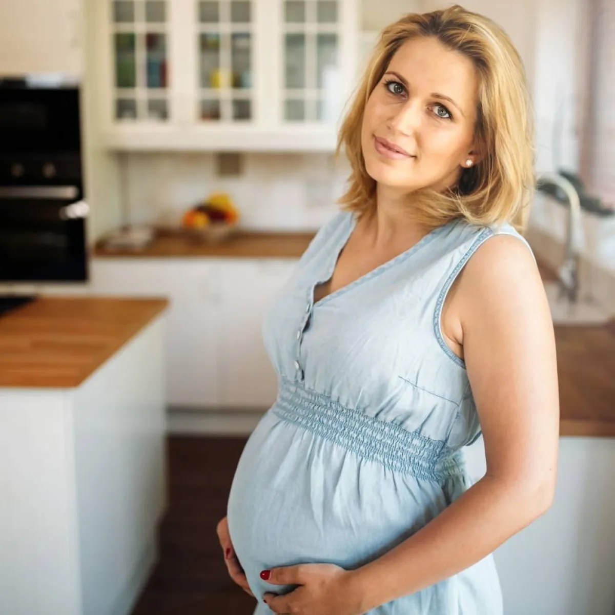 صورة لحامل في المطبخ