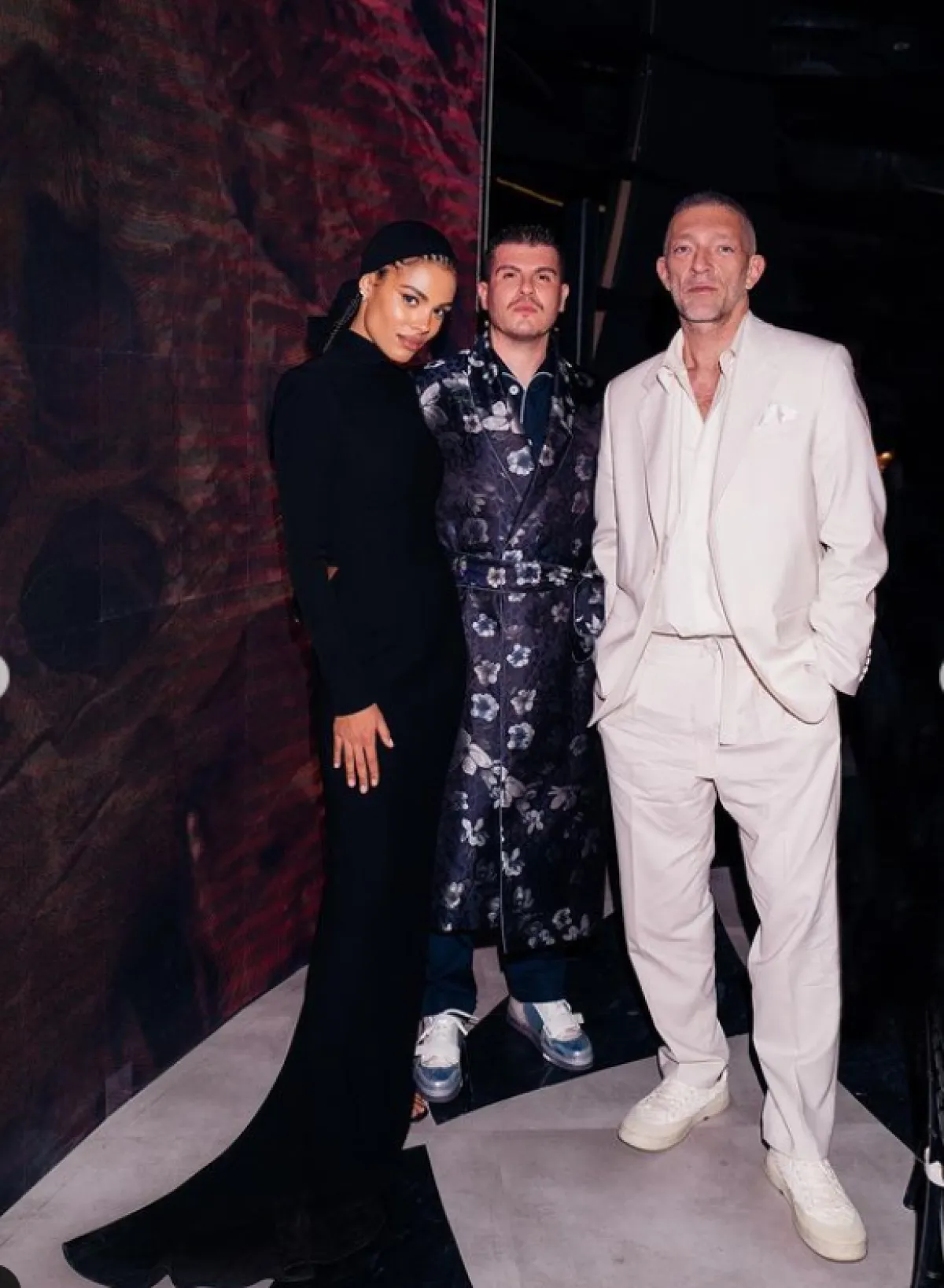 تين كوناكي ترتدي الأسود مع زوجها فنسان كاسيل