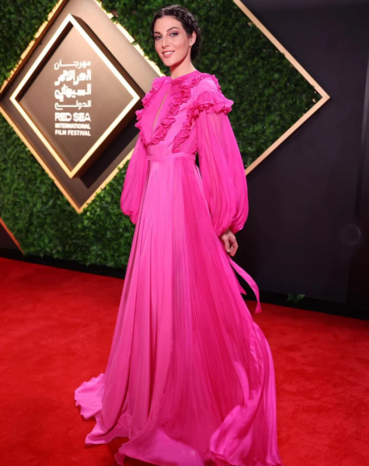 رزان جمال ترتدي فستاناً بلون الفوشيا