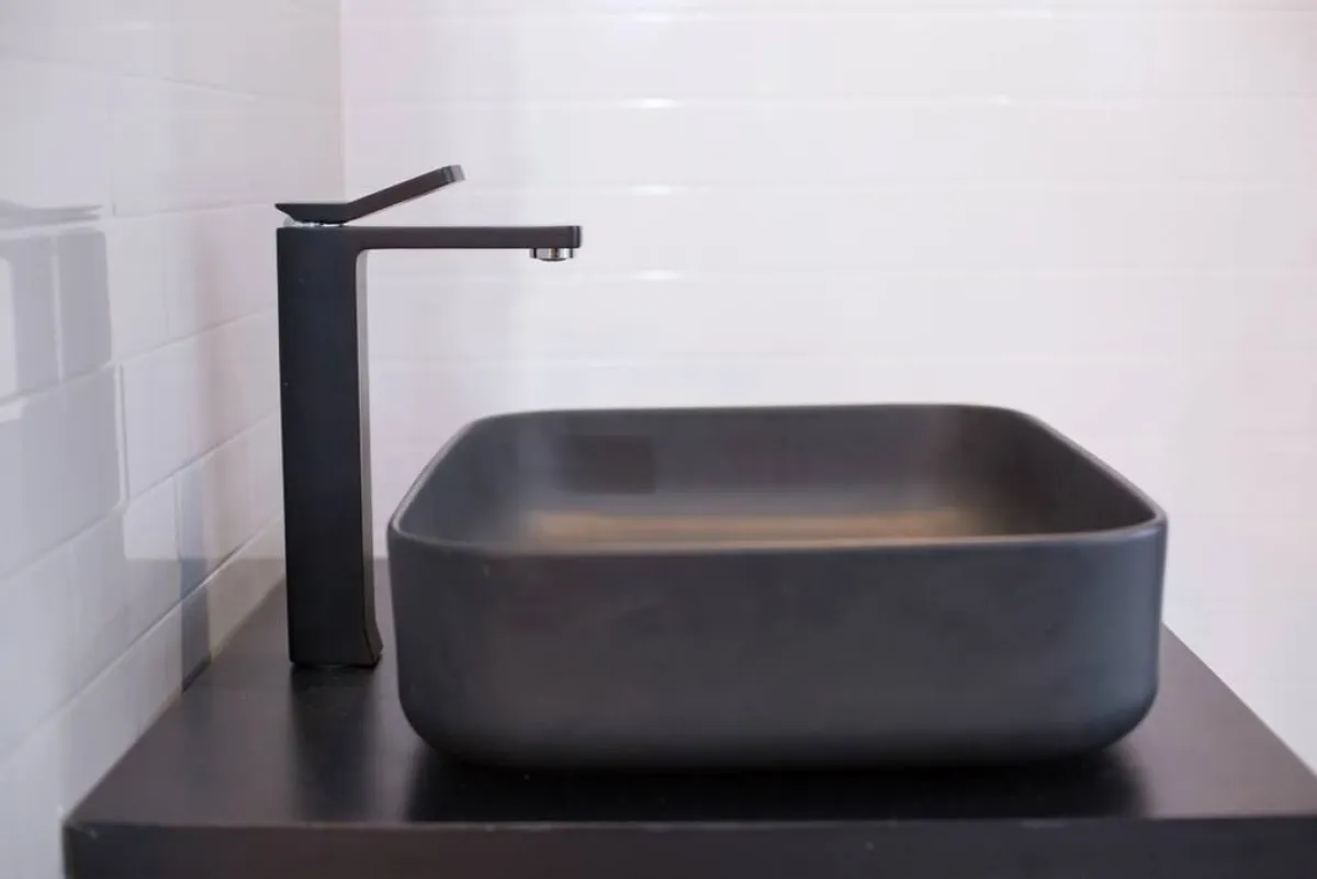 حوض الغسيل باللون الأسود المطفي