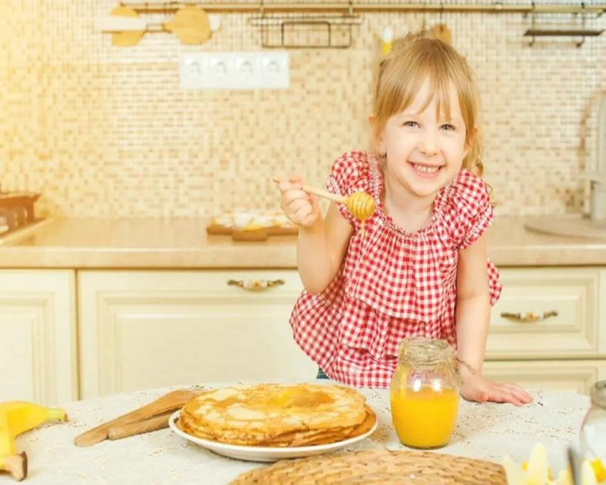 صورة لطفلة تتناول العسل