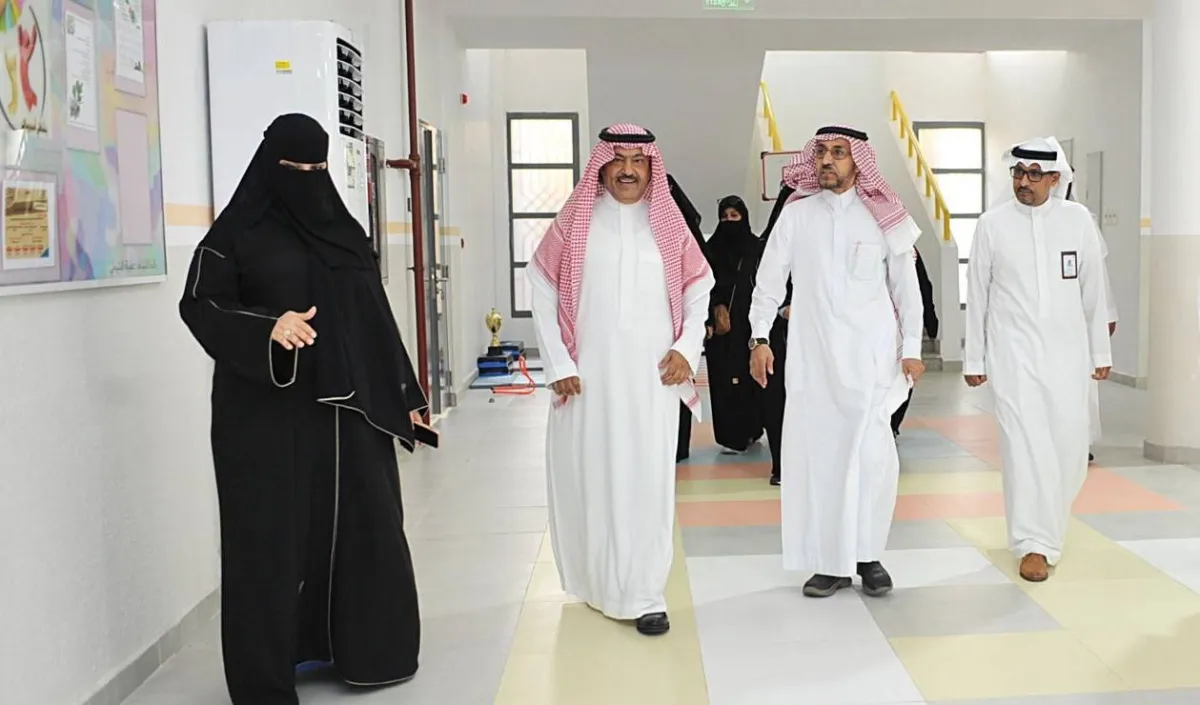 مدير تعليم جدة أثناء جولته بالمجمع التعليمي