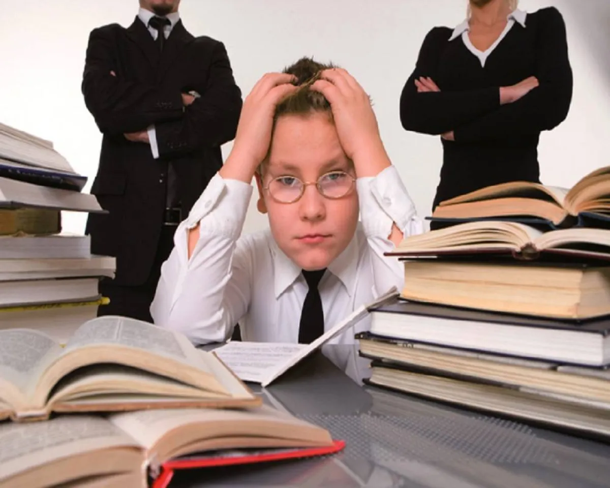 صورة لطفل يعاني من الإكتئاب بسبب كثرة المشاكل العائلية