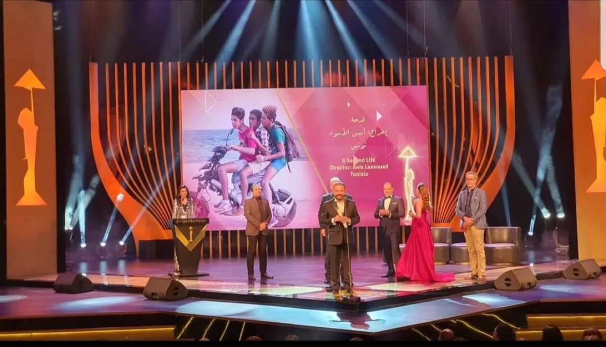 المخرج أنيس الأسود عند تسلمه في القاهرة جائزته - الصورة من موقع وزارة  الثقافة التونسية