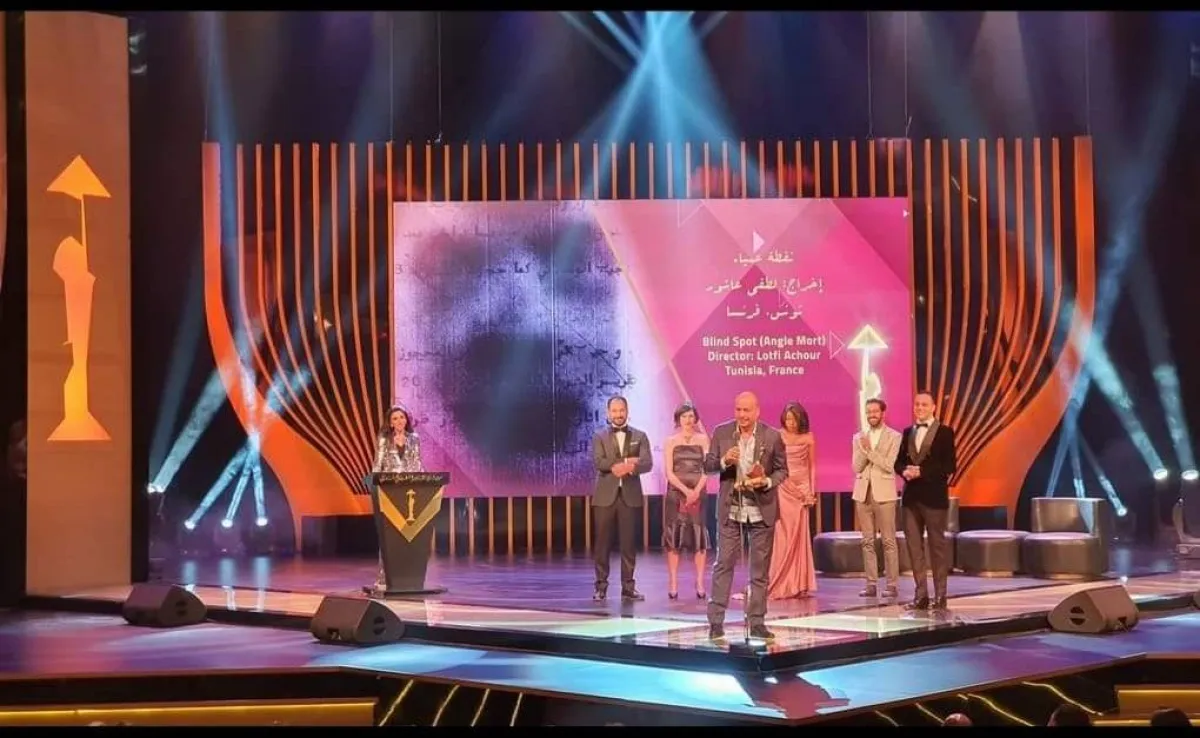 المخرج لطفي عاشور يتسلم جائزته في مهرجان القاهرة السينمائي- الصورة من موقع وزارة الثقافة التونسية