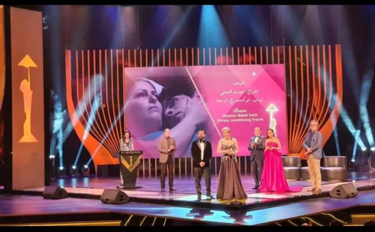 منتجة فيلم اطياف تتسلم نيابة عن عفاف بن محمود جائزة أفضل ممثلة- الصورة من موقع وزاة الثقافة