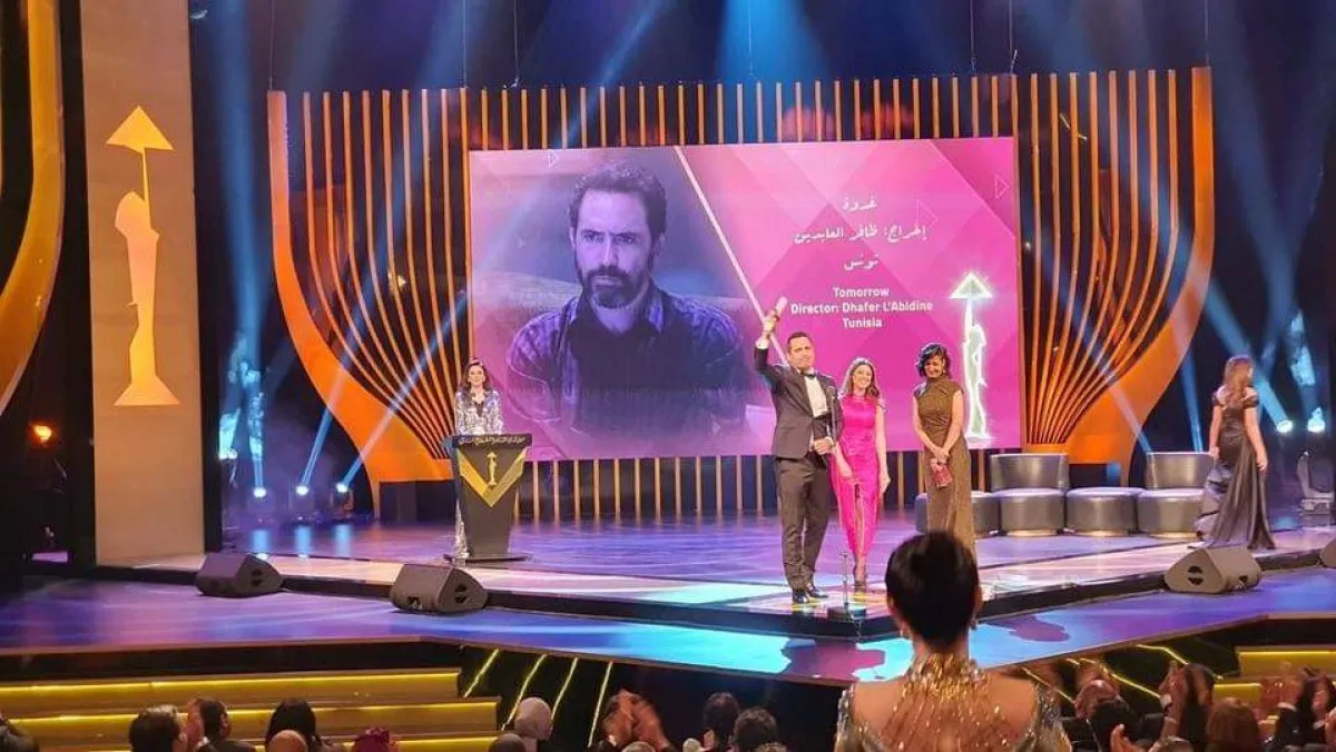 ظافر العابدين عند تسلمه جائزة النقاد في مهرجان القاهرة السينمائي عن فيلم غدوة الذي قام بإخراجه- الصورة من موقع وزارة الثقافة التونسية