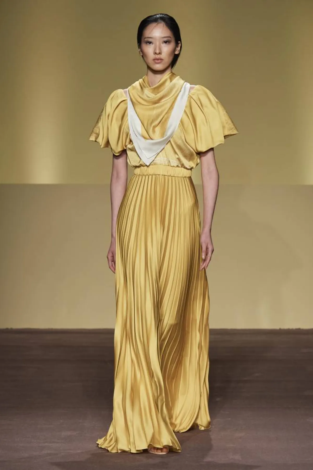 فستان ساتان باللون الأصفر الباستيل من Budapest Collection 