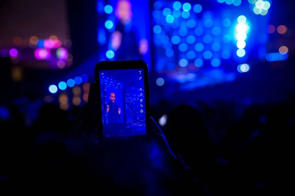 تفاعل جماعيري ضخم مع الفنان تامر عاشور- الصورة من المركز الإعلامي في بنش مارك