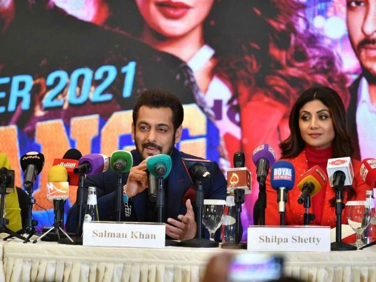 شيلبا شتي وسلمان خان خلال المؤتمر الصحفي 