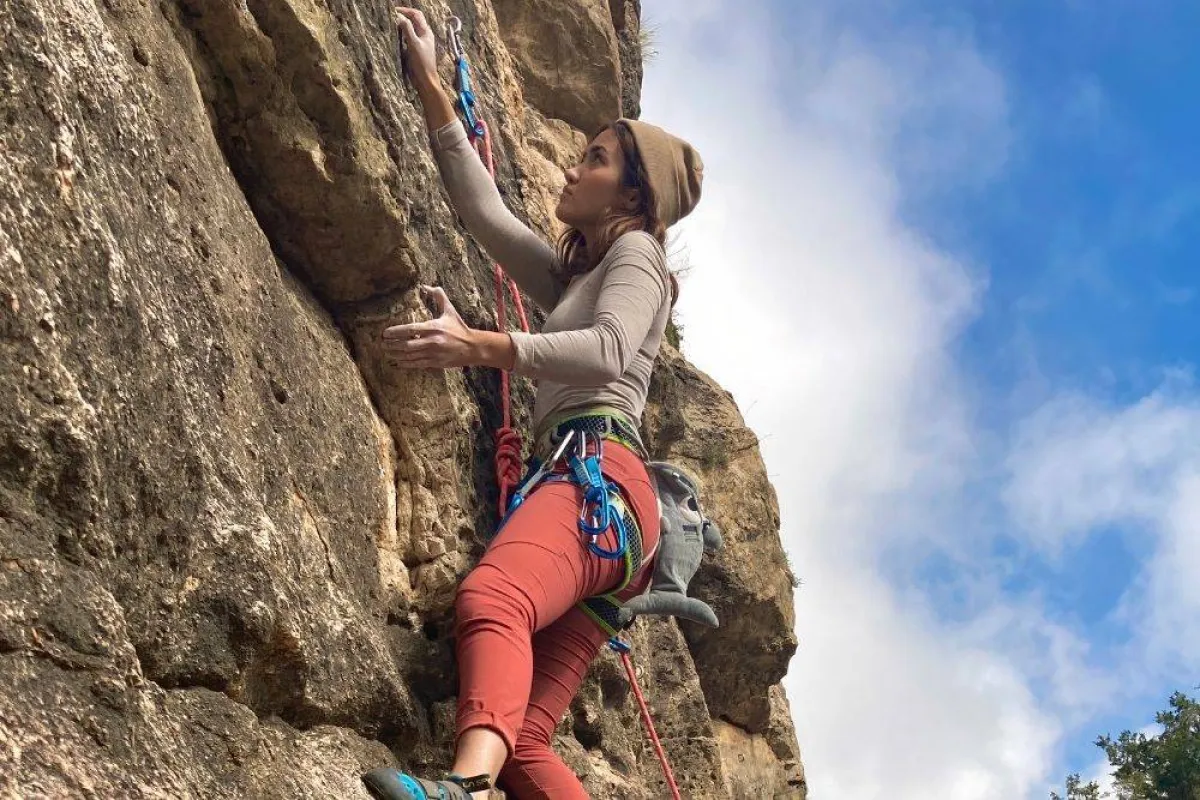 صورة تظهر بها روناء بابنجي وهي تتسلق الجبال