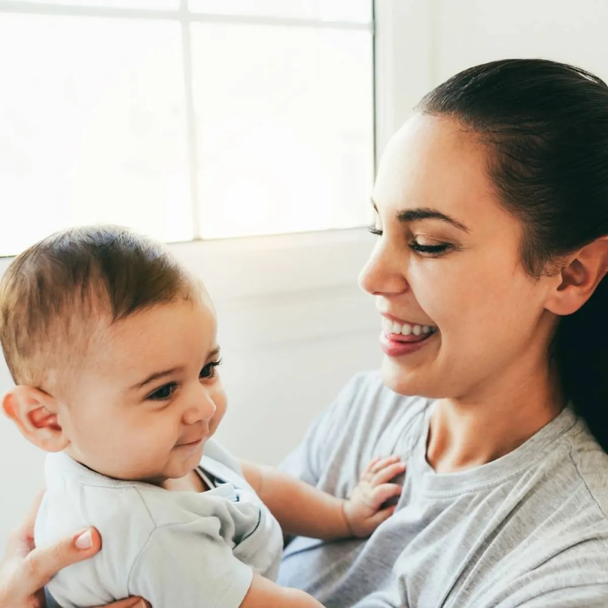 صورة لأم تنظر لعين رضيعها