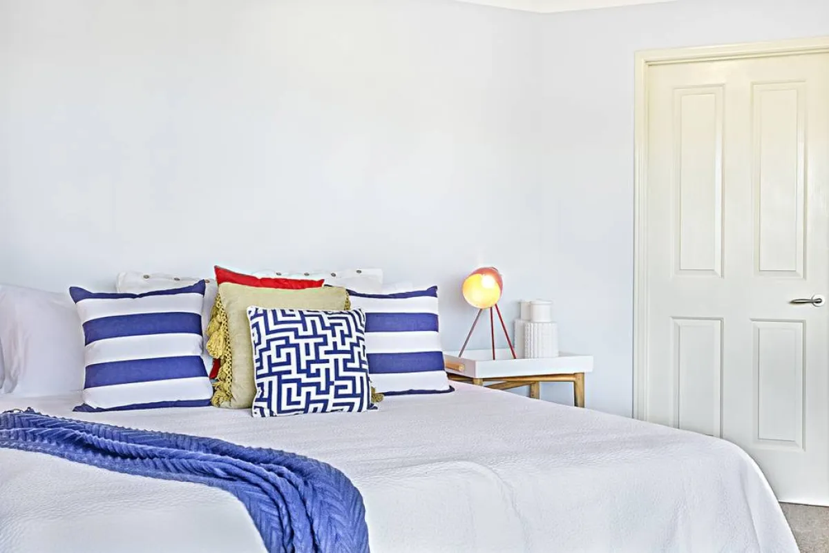 طلاء الجدران الفاتح في غرفة النوم