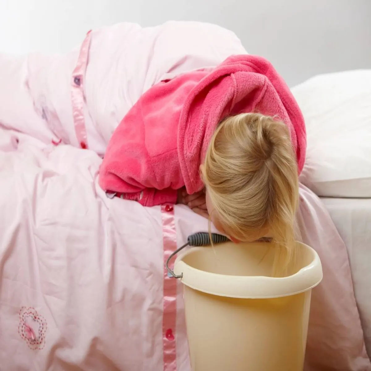 صورة لطفلة تعاني من الترجيع