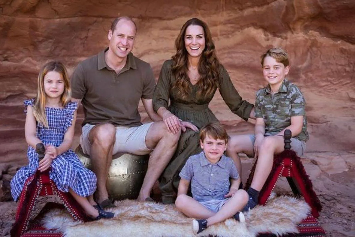 دوق ودوقة كامبريدج الأمير ويليام وكيت ميدلتون وأطفالهما الأمير جورج والأميرة تشارلوت والأمير لويس في صورة عيد الميلاد- الصورة من حساب Duke and Duchess of Cambridge على إنستغرام