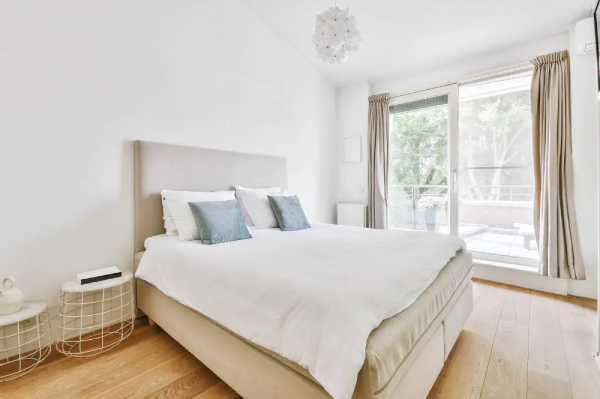 خطوات تنظيف مرتبة السرير 