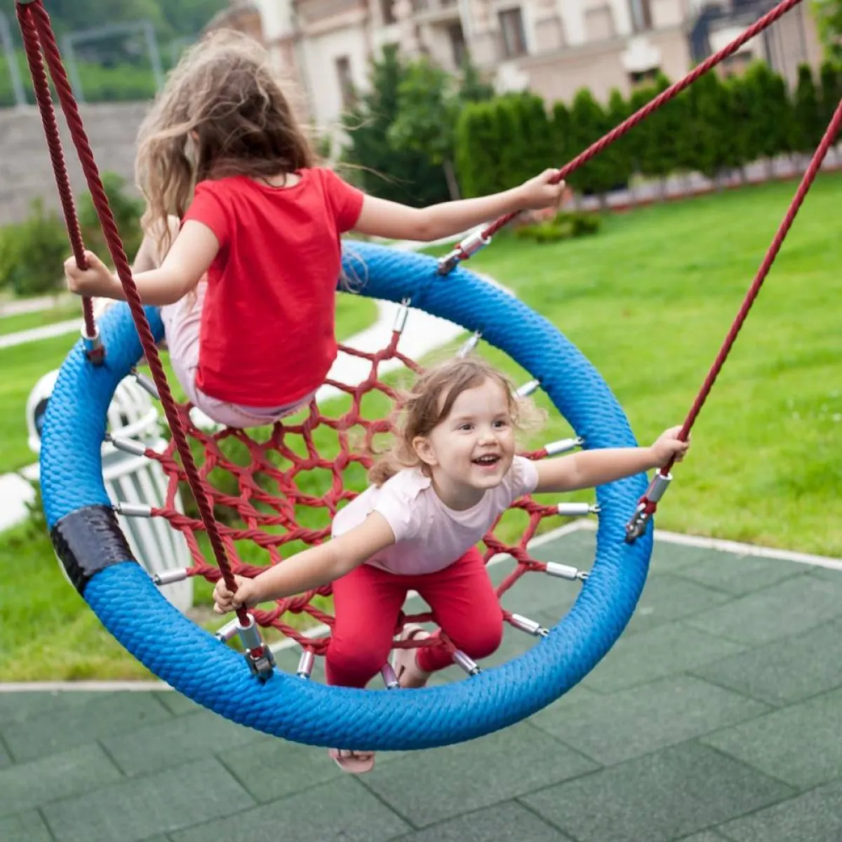 صورة لطفل سعيدة وهي تلعب