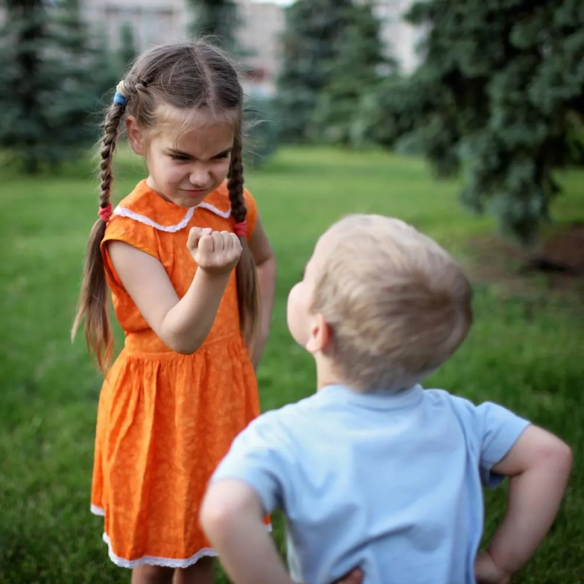 صورة لطفلة تتوعد صديقها