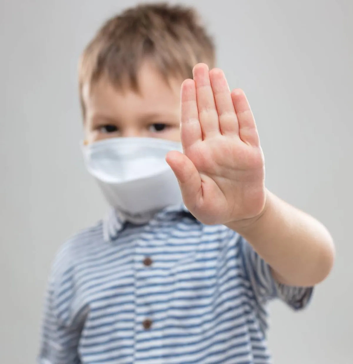 صورة تعبيرية لطفل يبعد الفايروس