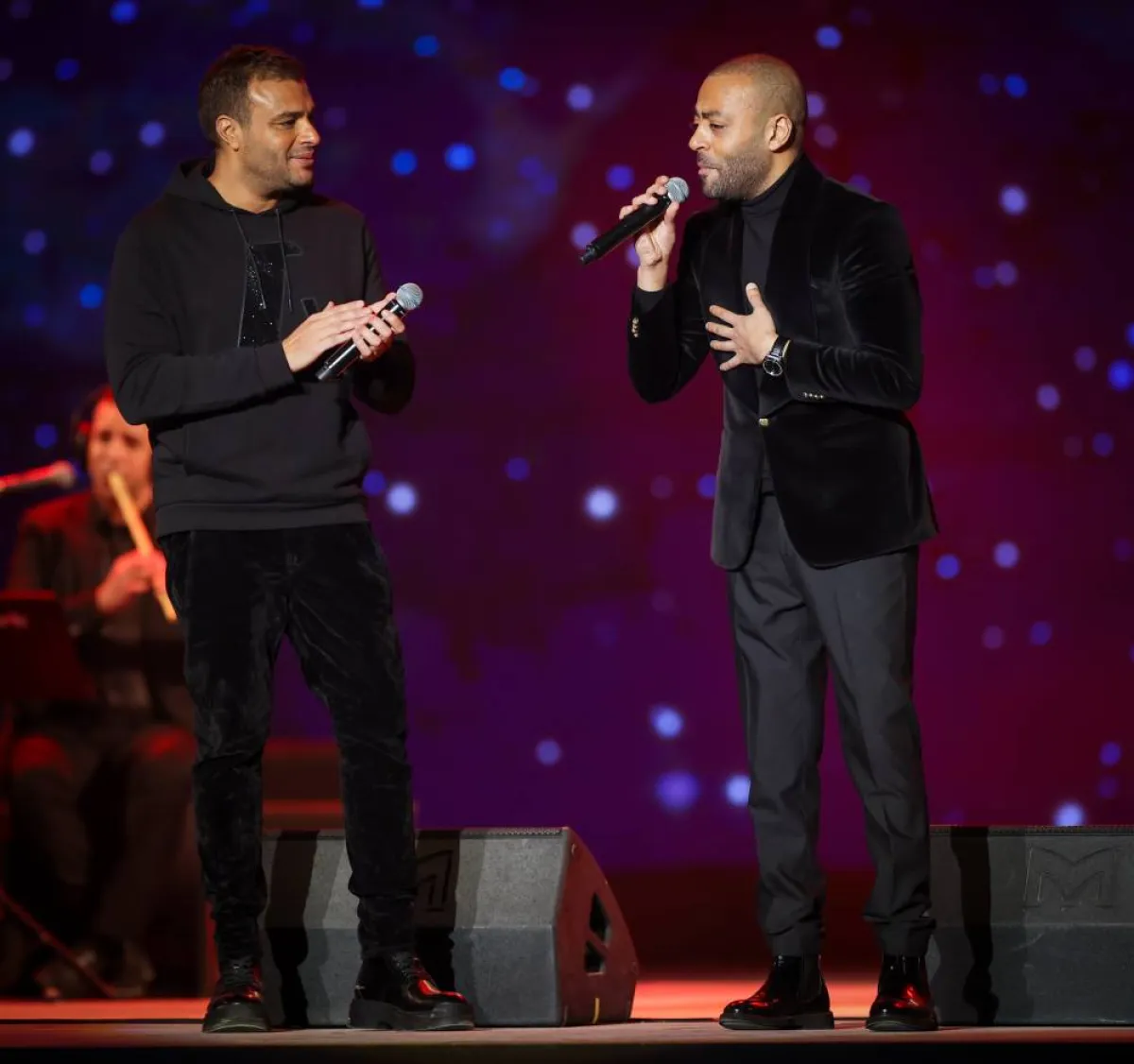 تامر عاشور ورامي صبري على مسرح ابوبكر سالم - الصورة من المركز الإعلامي لبنش مارك